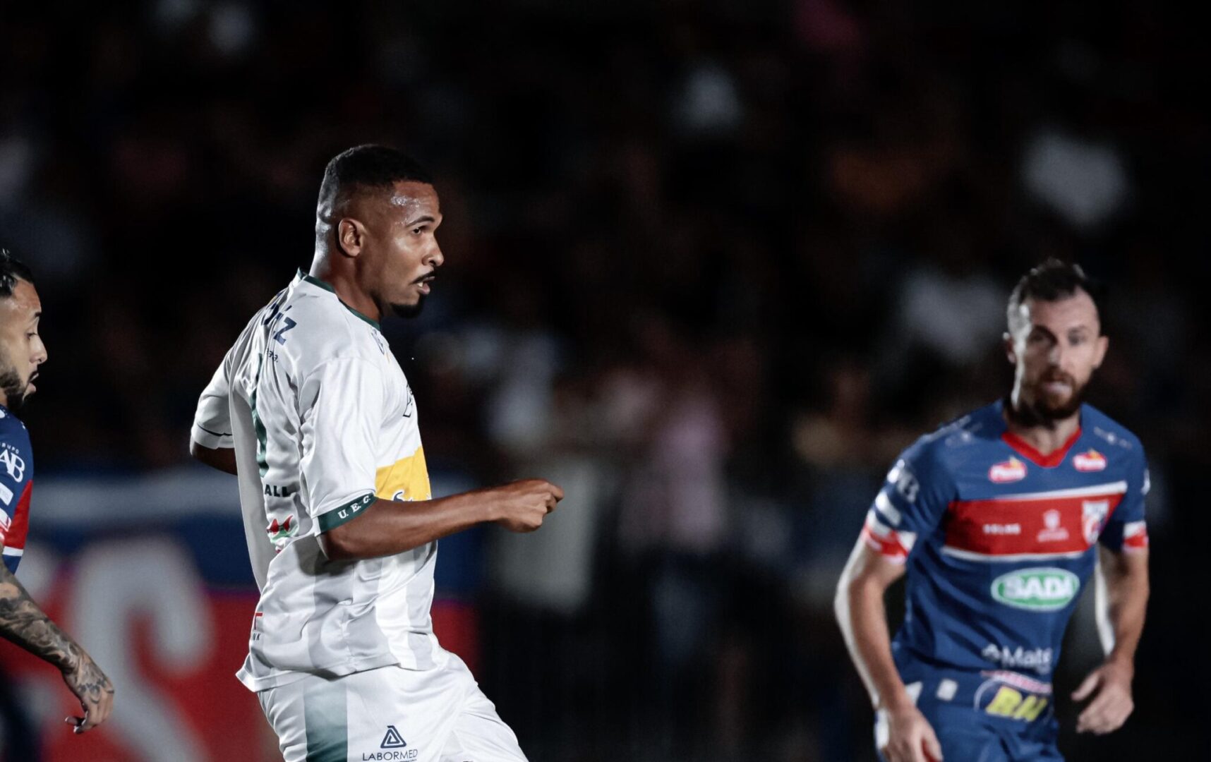 Jogadores de Uberlândia e Betim em jogo pela semifinal do Troféu Inconfidência (foto: Cris Mattos/FMF)