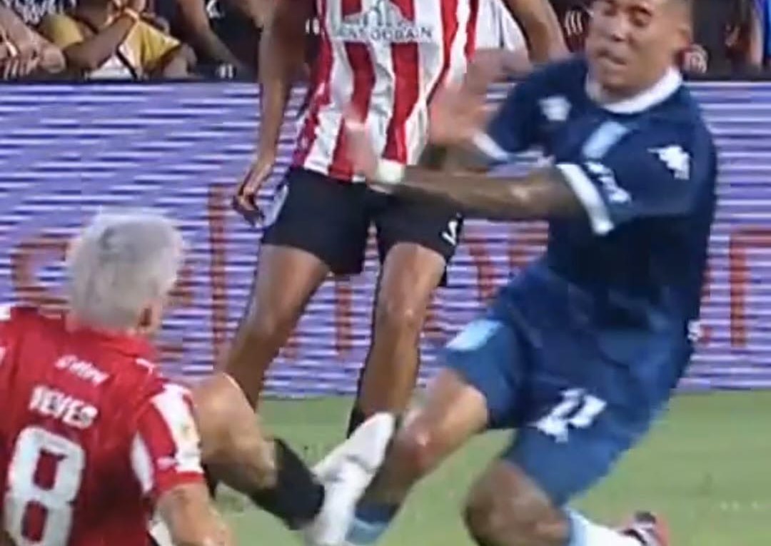 Entrada de Gabriel Neves em Zaracho, no Campeonato Argentino (foto: Reprodução)