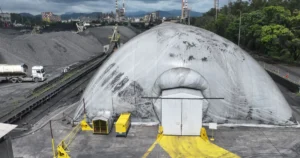 Cobertura inflável é instalada em pátio de siderúrgica em Ipatinga para conter pó preto