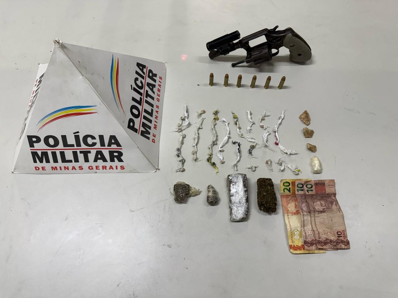 Polícia apreende arma, munições, drogas e prende jovem após tiros em via pública de Governador Valadares