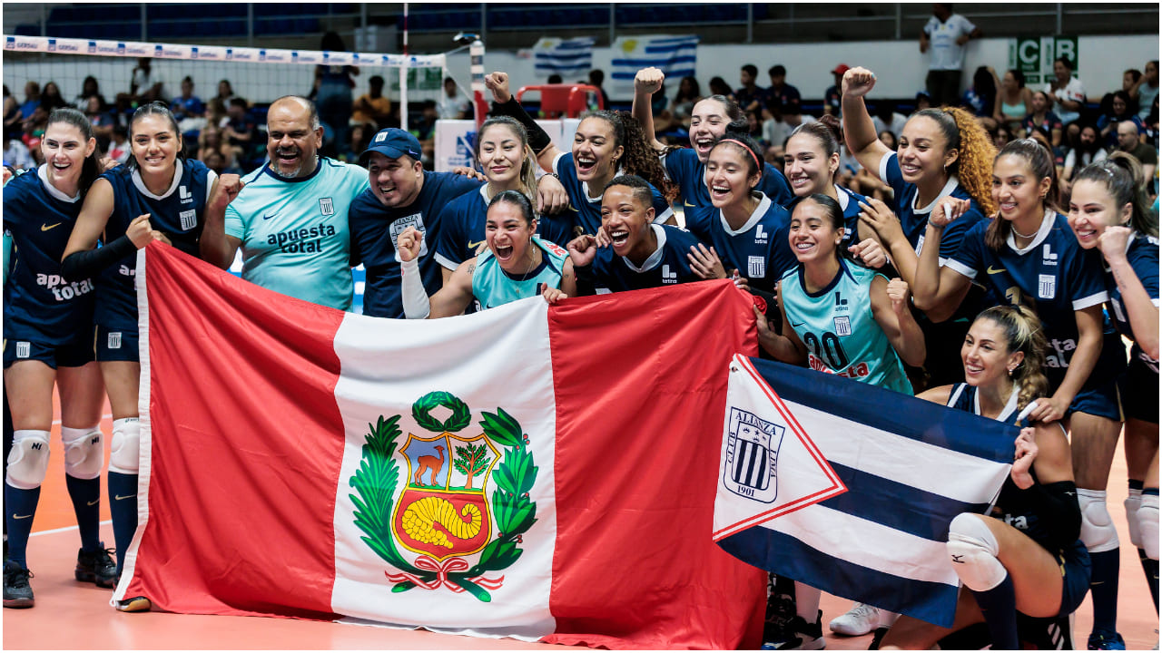 Time feminino de vôlei do Alianza Lima com a bandeira do Peru - (foto: Hedgard Moraes/Minas Tênis Clube)