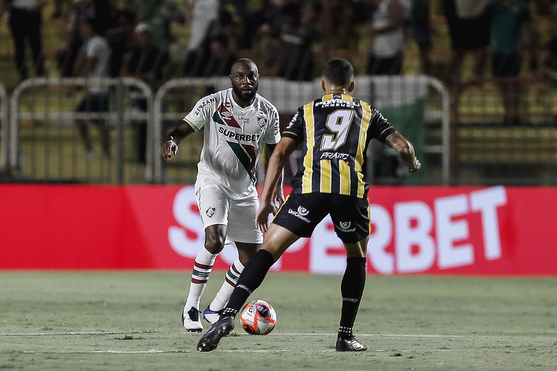 Jogadores das equipes (foto: LUCAS MERÇON / FLUMINENSE F.C.)