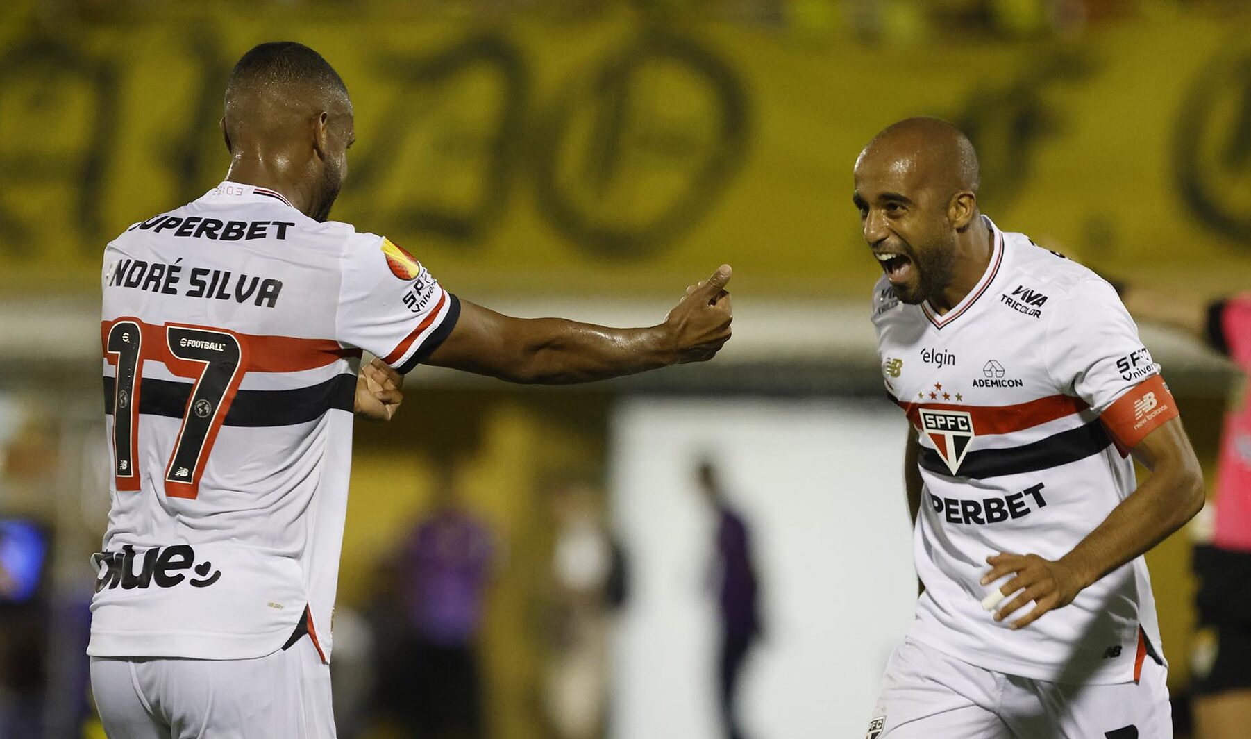 André Silva e Lucas Moura comemoram gol do São Paulo (foto: Rubens Chiri / São Paulo FC)