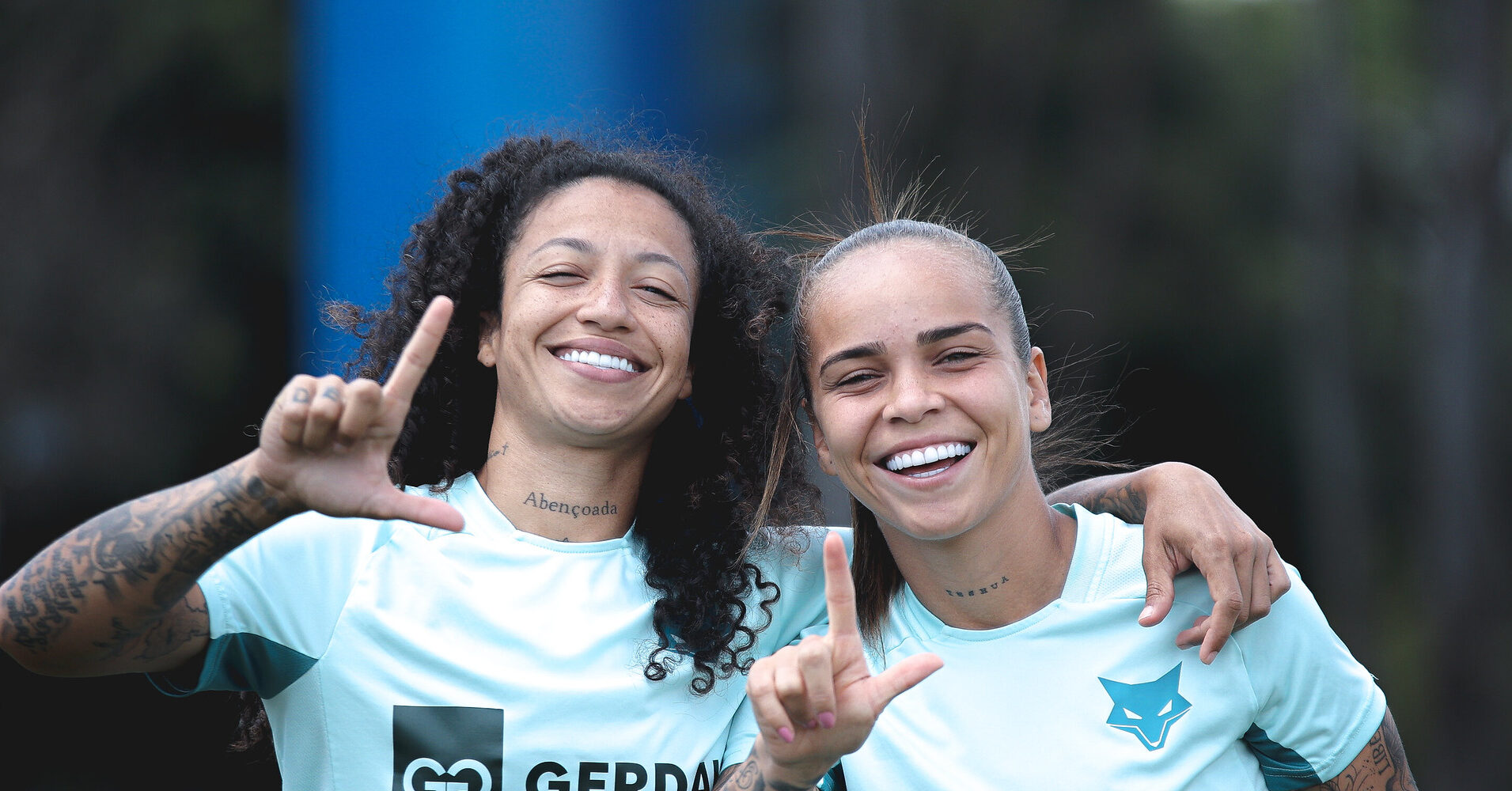 Byanca Brasil e Vanessinha, do Cruzeiro se abraçando (foto: Gustavo Martins/ Cruzeiro)