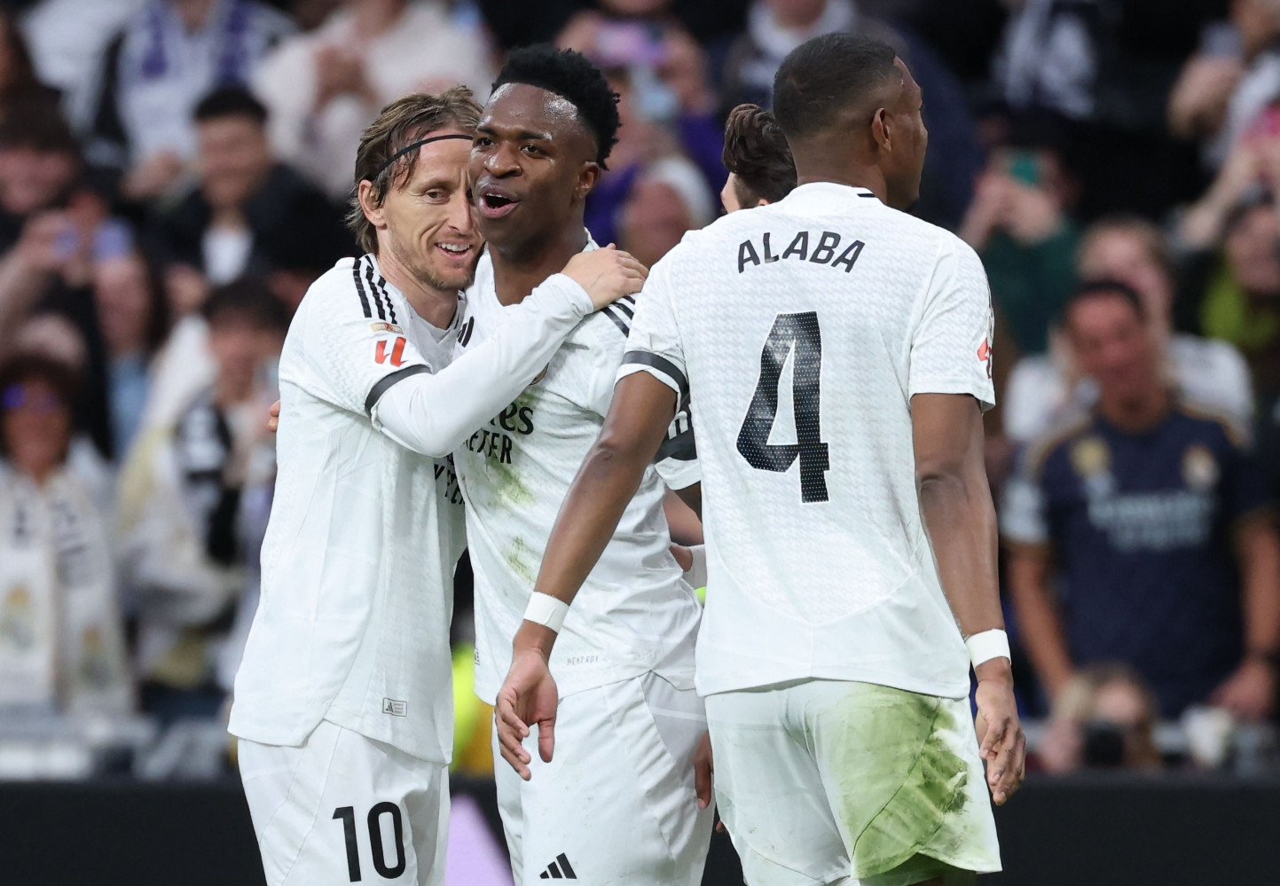 Modric e Alaba comemoram gol de Vini Jr na vitória do Real Madrid sobre o Rayo Vallecano (foto: Thomas COEX / AFP)