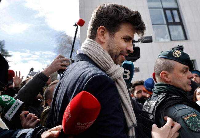 Piqué não conversou com a imprensa na chegada a tribunal na Espanha (foto: OSCAR DEL POZO / AFP)