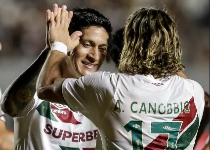 Cano celebra gols pelo Flu com Canobbio (foto: LUCAS MERÇON / FLUMINENSE F.C.)