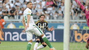 Gol de Lyanco diante do América no jogo de ida da final do Mineiro (foto: Alexandre Guzanshe/EM/D.A Press)