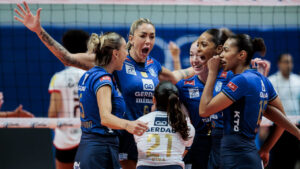 Time feminino de vôlei do Minas comemorando (foto: Hedgard Moraes/Minas Tênis Clube)