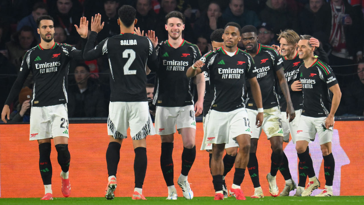 Time do Arsenal em vitória sobre o PSV na Champions League (foto: JOHN THYS / AFP)