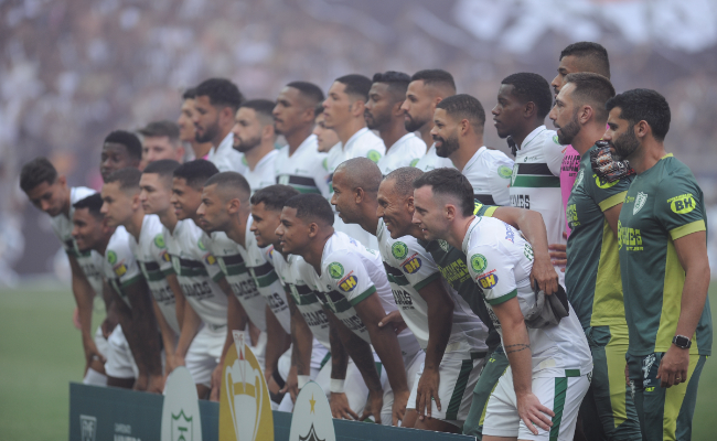 Time do América perfilado em jogo pelo Mineiro (foto: Alexandre Guzanshe/EM/D.A Press)