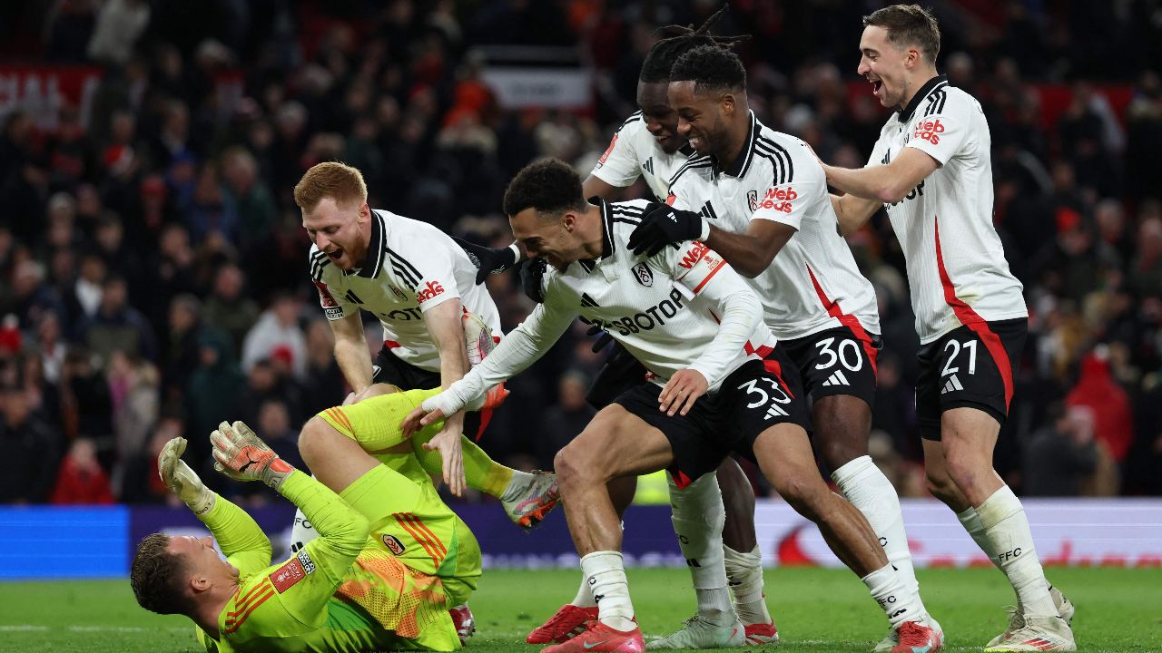 Jogadores do Fulham após classificação sobre o Manchester United (foto: Darren Staples / AFP)