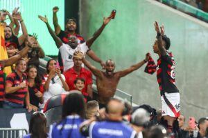 Bruno Henrique comemora gol sobre o Vasco com a torcida do Flamengo no Maracanã (foto: Gilvan de Souza/Flamengo)