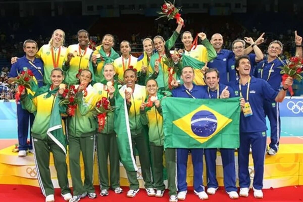 Sassá (a segunda entre as levantadas, da esquerda para a direita) venceu a Olimpíada de 2008 pela Seleção Brasileira de Vôlei (foto: Divulgação/FIVB)