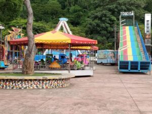 Parque de Diversão na Praça 1º de Maio: choro dos filhos e constrangimento para os pais