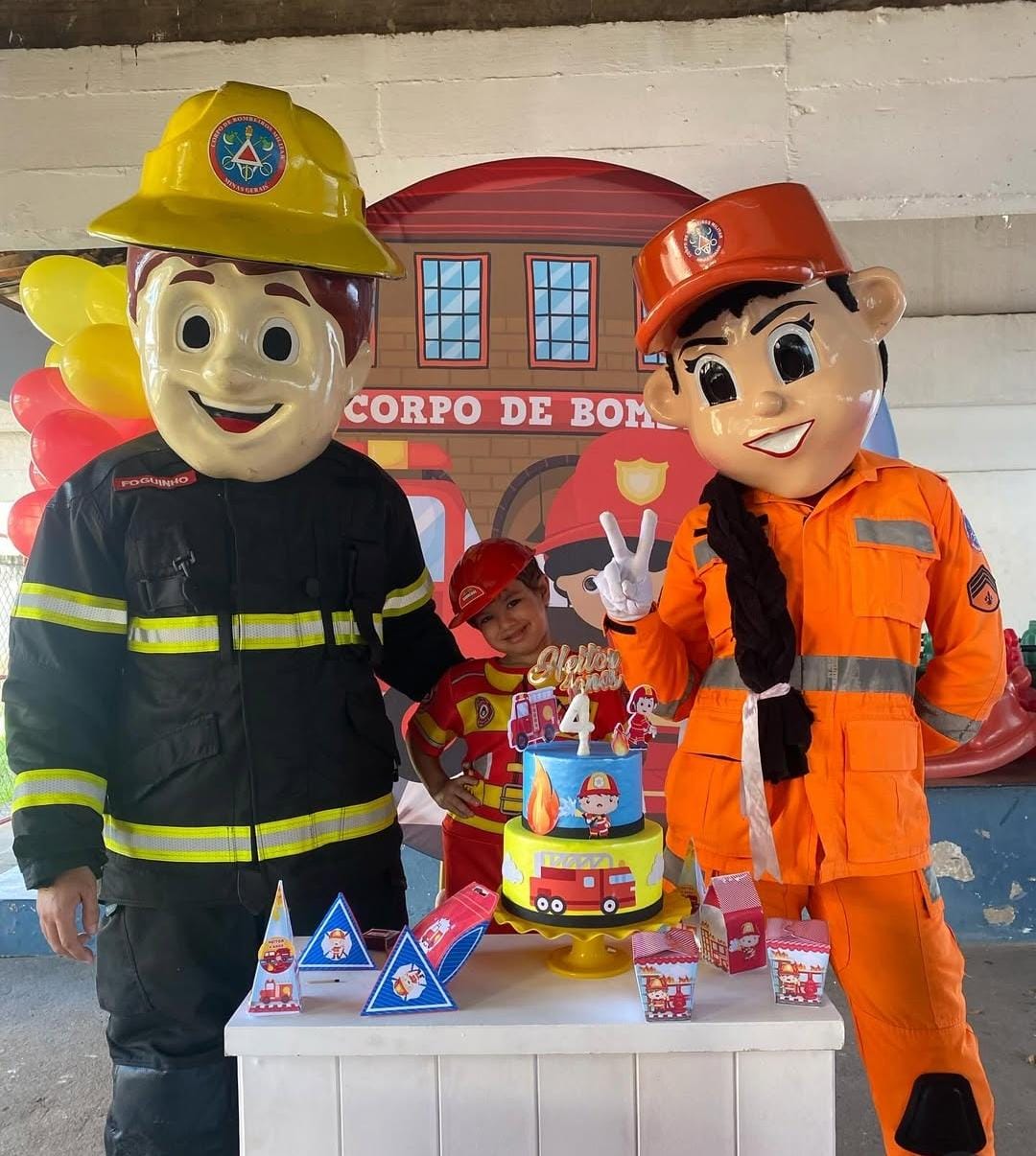 Bombeiros fazem surpresa no aniversário de Heitor, aluno da Escola Municipal Monteiro Lobato em Timóteo