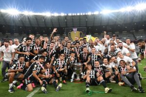 Time do Atlético em 2024 comemorando com a taça do Cameponato Mineiro (foto: Leandro Couri/EM/D.A. Press)