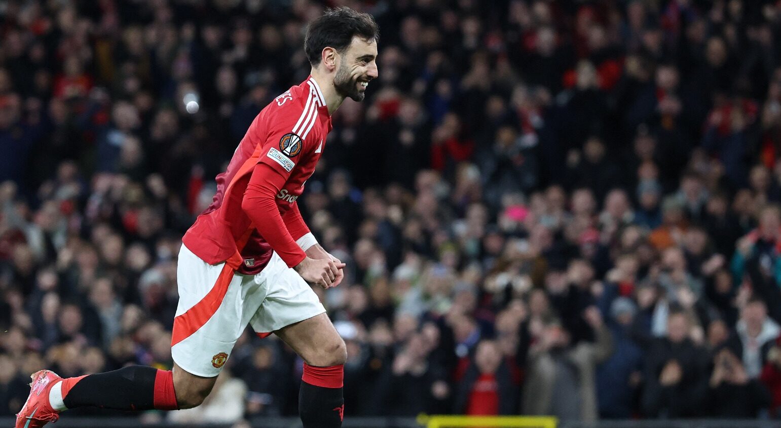 Bruno Fernandes comemorando gol correndo (foto: Darren Staples / AFP)