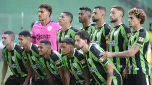 Os 11 iniciais do América para o duelo com o Cruzeiro (foto: Alexandre Guzanshe/EM/D.A Press)