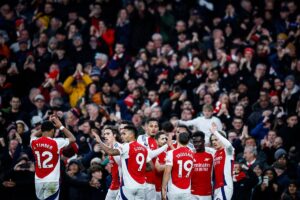 Jogadores do Arsenal comemoram gol (foto: BENJAMIN CREMEL/AFP)