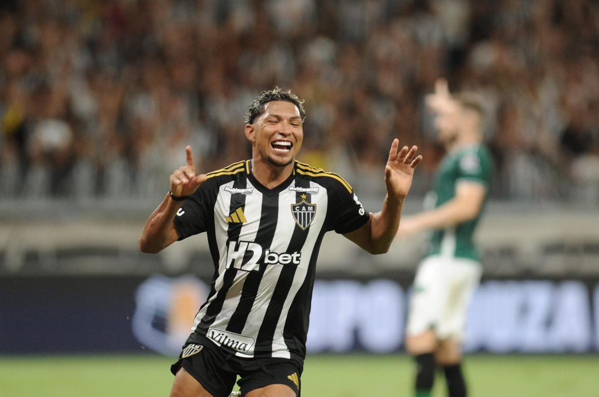 Rony comemora terceiro gol do Atlético sobre o Manaus na Copa do Brasil (foto: Alexandre Guzanshe/EM/D.A Press)