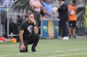 Cuca agachado durante jogo do Atlético (foto: Alexandre Guzanshe/EM/D.A Press)