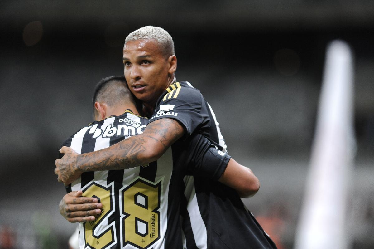 Cuello e Deyverson comemoram gol do Atlético sobre o Manaus na Copa do Brasil (foto: Alexandre Guzanshe/EM/D.A Press)