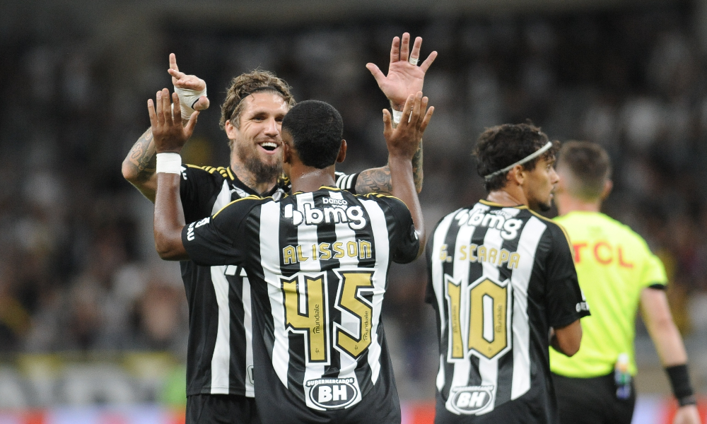 Jogadores do Atlético comemoram gol de Alisson contra o Manaus (foto: Alexandre Guzanshe/EM/DA.Press)