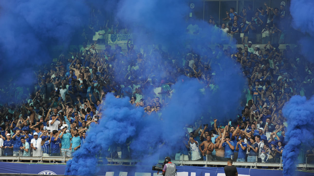 Torcedores do Cruzeiro no Mineirão, em Belo Horizonte (foto: Alexandre Guzanshe/EM/D.A Press)