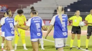 Jogadoras do Cruzeiro entrando em campo com novo uniforme (foto: Reprodução/Cruzeiro)