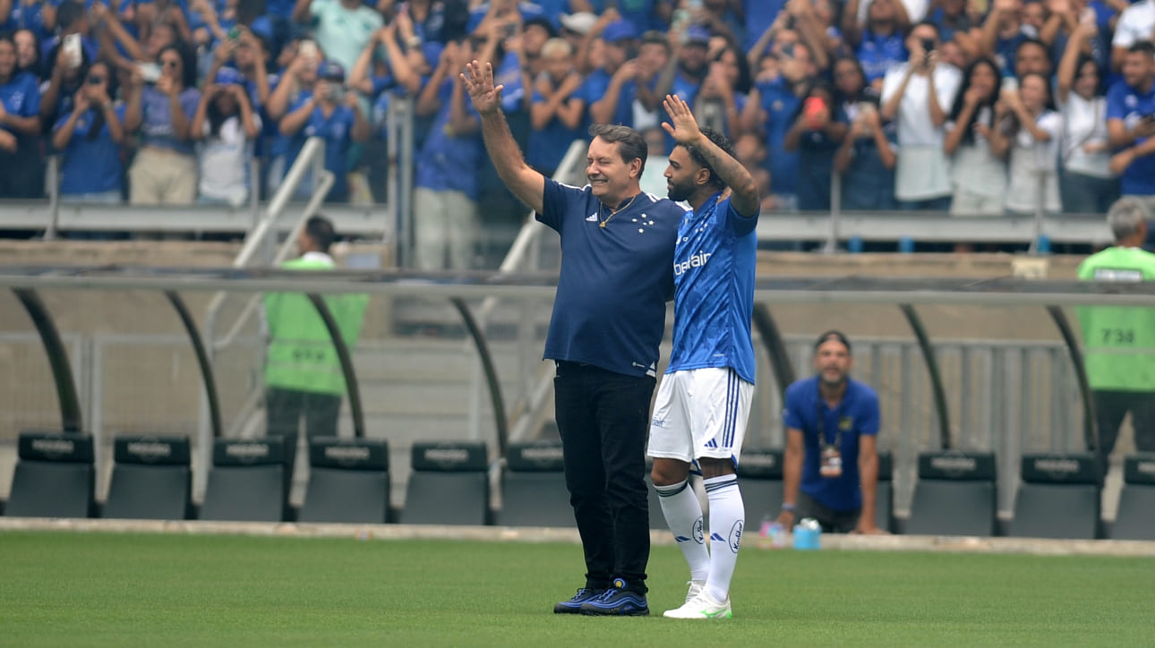 Pedrinho, sócio majoritário da SAF do Cruzeiro, ao lado de Gabigol, no Mineirão (foto: Alexandre Guzanshe/EM/D.A Press)