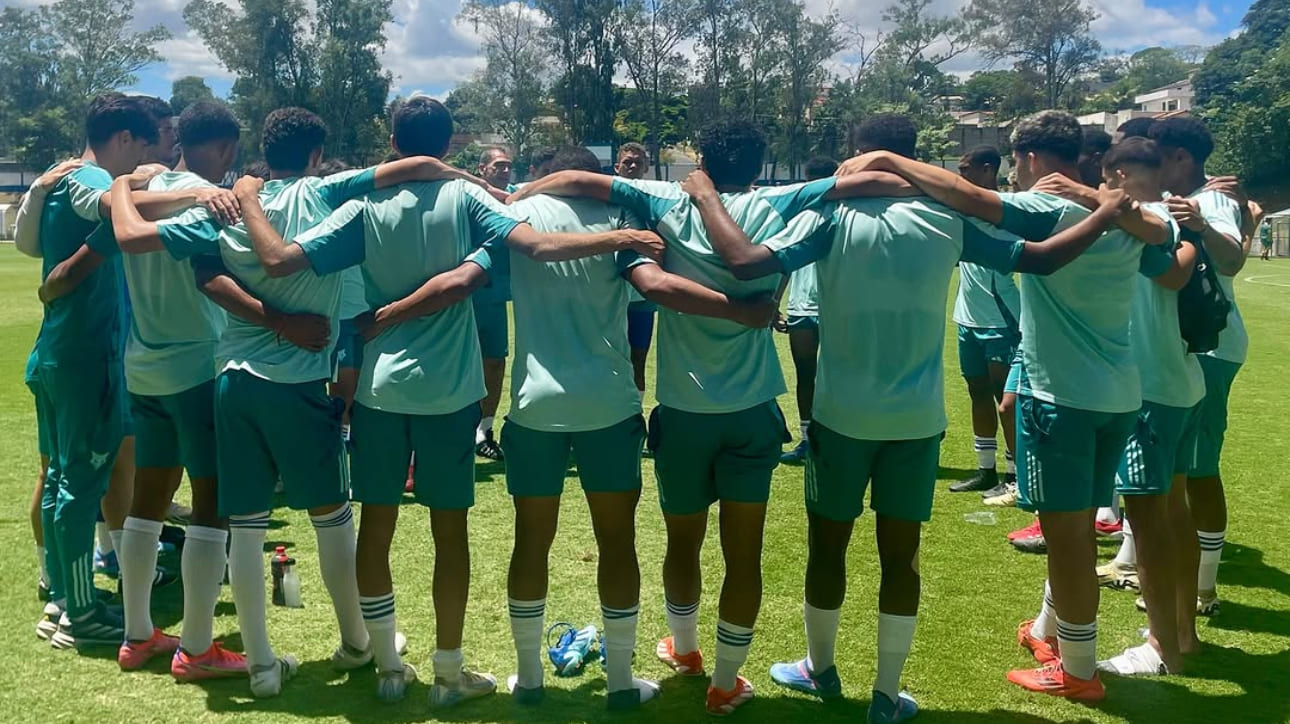 Jogadores do Cruzeiro sub-20 antes de jogo-treino na Toca da Raposa 2 (foto: Reprodução/Cruzeiro)