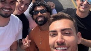 No Instagram pessoal, João Pedro publicou foto ao lado de Gabi e outros quatro amigos (foto: Reprodução/Instagram)