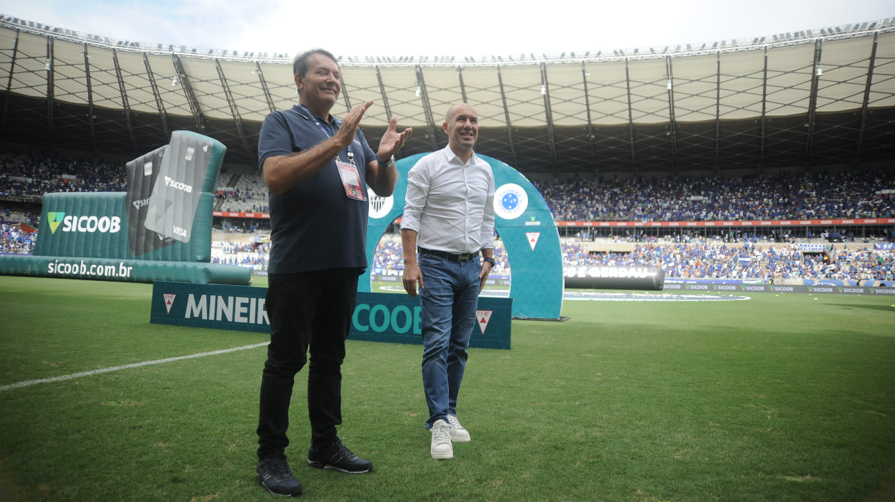 Sócio majoritário da SAF do Cruzeiro, Pedrinho, ao lado de Leonardo Jardim, técnico, no Mineirão (foto: Alexandre Guzanshe/EM/D.A Press)