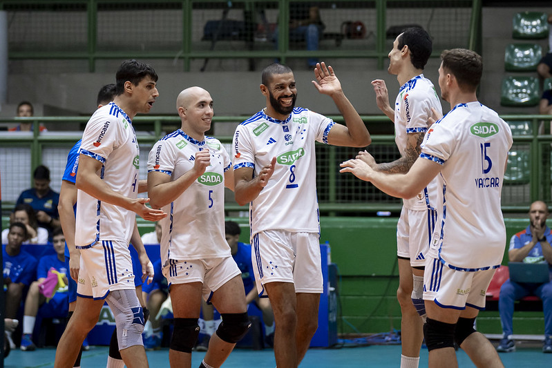 Jogadores de vôlei do Cruzeiro comemoram ponto (foto: Agência i7/Sada Cruzeiro)