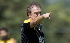 Cuca, técnico do Atlético, durante treinamento na Cidade do Galo (foto: Pedro Souza/Atlético)