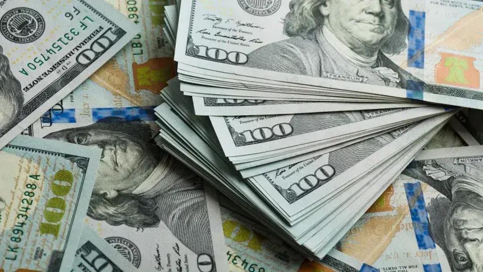 Dólar alcança R$ 5,85 em meio a temores de recessão nos EUA