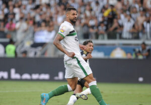 Lucão, zagueiro do América, em lance do gol do Atlético marcado por Rony (foto: Alexandre Guzanshe/EM/D.A Press.)