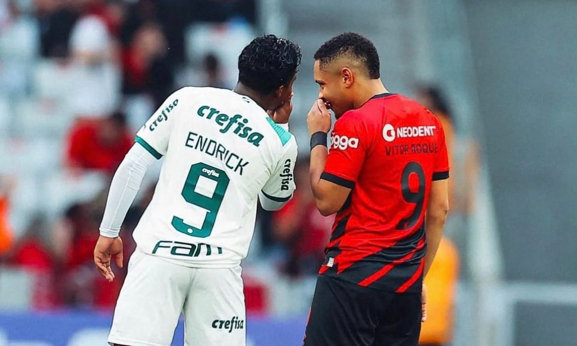 Endrick e Vitor Roque se enfrentaram nesse domingo (2/7) (foto: Divulgação/Athletico-PR)