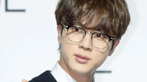 Fã japonesa do BTS é interrogada após beijo não consentido em Jin