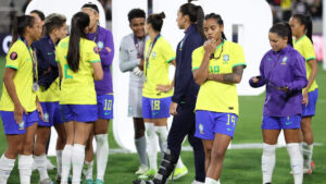 Geyse (camisa 19) com a medalha de prata pela Seleção nos Jogos de Paris 2024 (foto: SEAN M. HAFFEY/AFP)