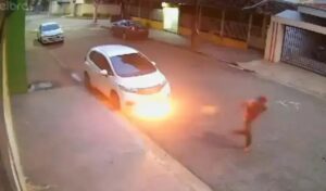 Homem suspeito de incendiar carro é procurado em Ipatinga