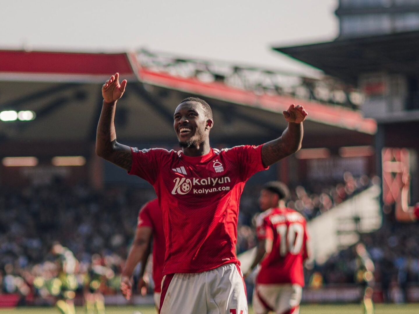 Hudson-Odoi comemorando gol da vitória do Nottingham Forest (foto: Nottingham Forest/Divulgação)