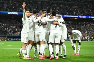 Jogadores do Real Madrid abraçados (foto: Javier Soriano/AFP)