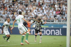 Lyanco cabeceia bola para marcar em Atlético x América (foto: Alexandre Guzanshe/EM/D.A Press)