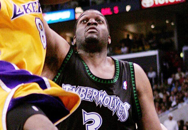 Oliver Miller defendeu Suns, Pistons, Raptors, Mavs, Kings e Timberwolves na NBA (foto: AFP)