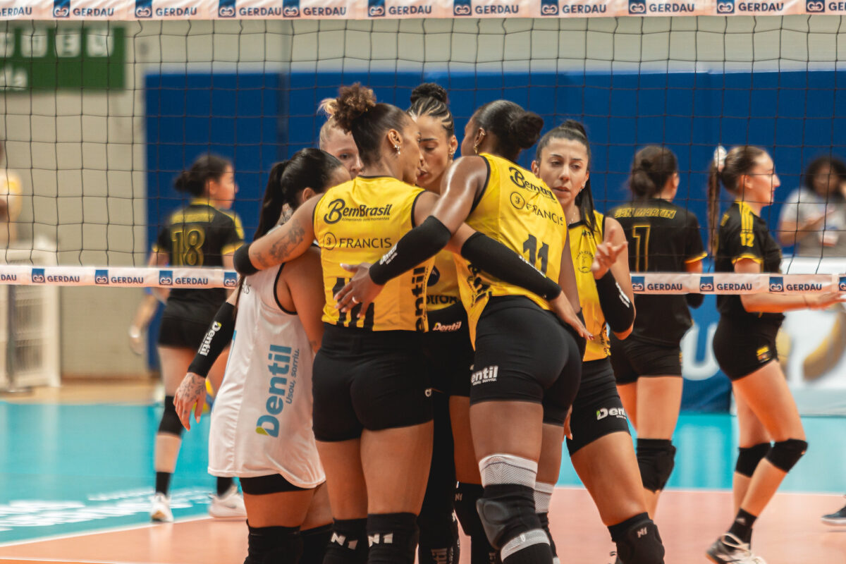 Jogadoras do Praia Clube comemoram ponto no Sul-Americano de Vôlei (foto: Hedgard Moraes/Minas Tênis Clube)