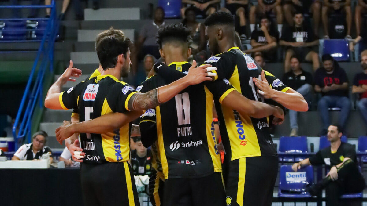 Jogadores do time masculino do Praia Clube comemoram ponto no Sul-Americano (foto: Cacau Souza/Praia Clube)