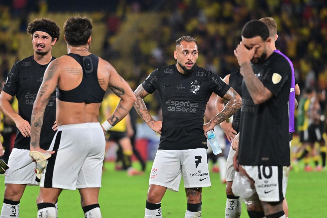 Jogadores do Corinthians após a derrota por 3 a 0 para o Barcelona de Guayaquil (foto: MARCOS PIN / AFP)