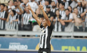 Rony, atacante do Atlético, comemora gol contra o América (foto: Alexandre Guzanshe/EM/D.A Press)